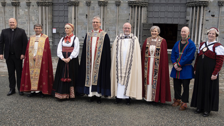 Innsettelse av Olav Fykse Tveit, med blant annet kirkerådsleder Kristin Gunleiksrud Raaum til stede. (Foto: Magne Vik Bjørkøy)