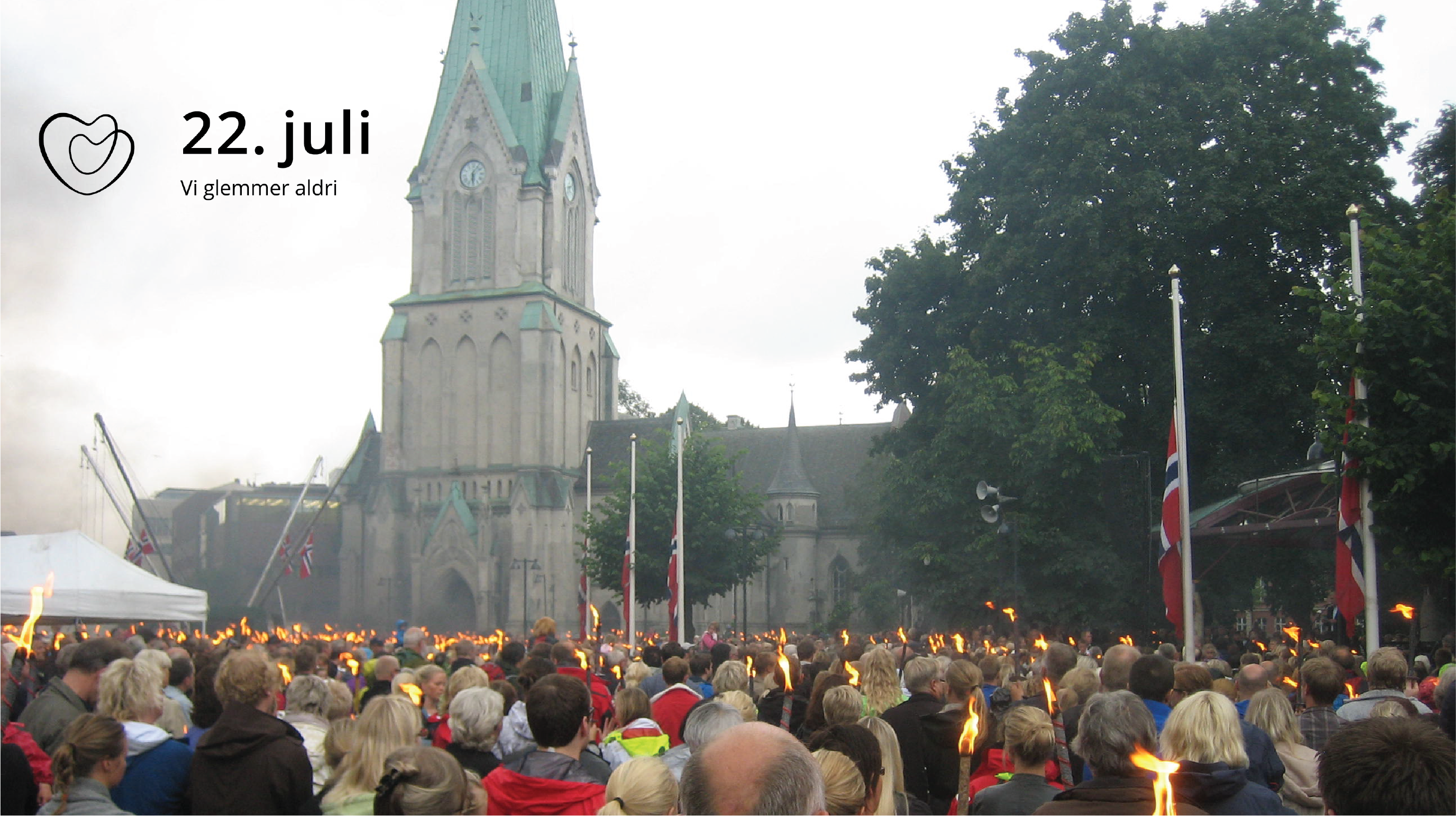 I år er det ti år siden terrorangrepet på regjeringskvartalet og Utøya. 25. juli 2011 var mange samlet til rosetog utenfor Kristiansand domkirke. Foto: Dag Arnulf Kvarstein/Den norske kirke