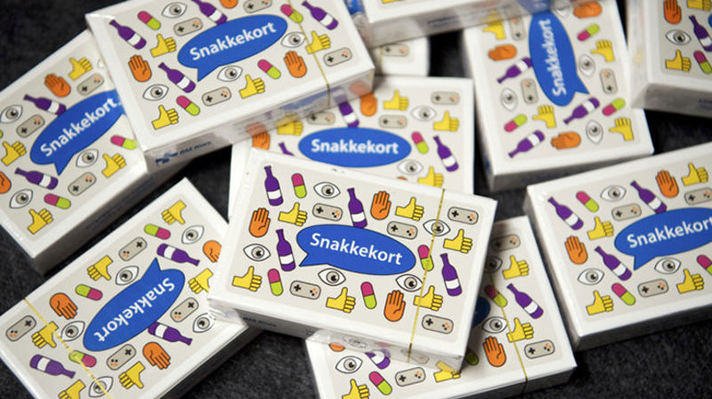 Til forveksling lik en kortstokk - til du leser på andre siden. (Foto: Blå Kors)