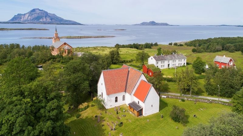 Gildeskål prestegård i Nordland ligger like ved Gildeskål hovedkirke og Gildeskål gamle kirke. Dette er en av prestegårdene Den norske kirke overtar. Foto: Ernst Furuhatt/Nordlandsmuseet 