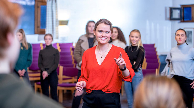 Morgendagens kirkemedarbeidere finner du gjerne på leir, her fra Holmen kirke. (Foto: Bo Mathisen/Kirkerådet)