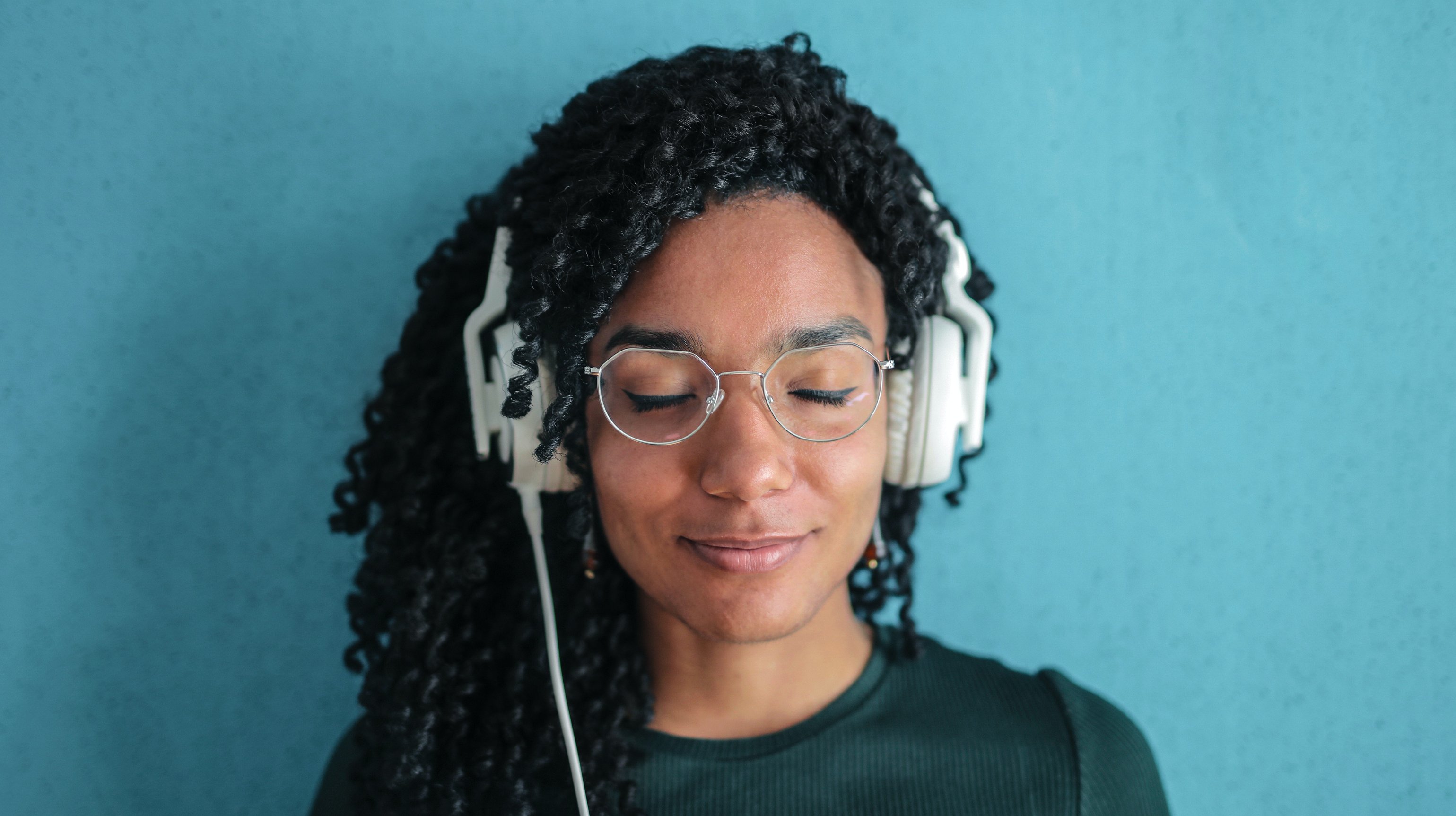 Kvinne lytter til podkast med headset