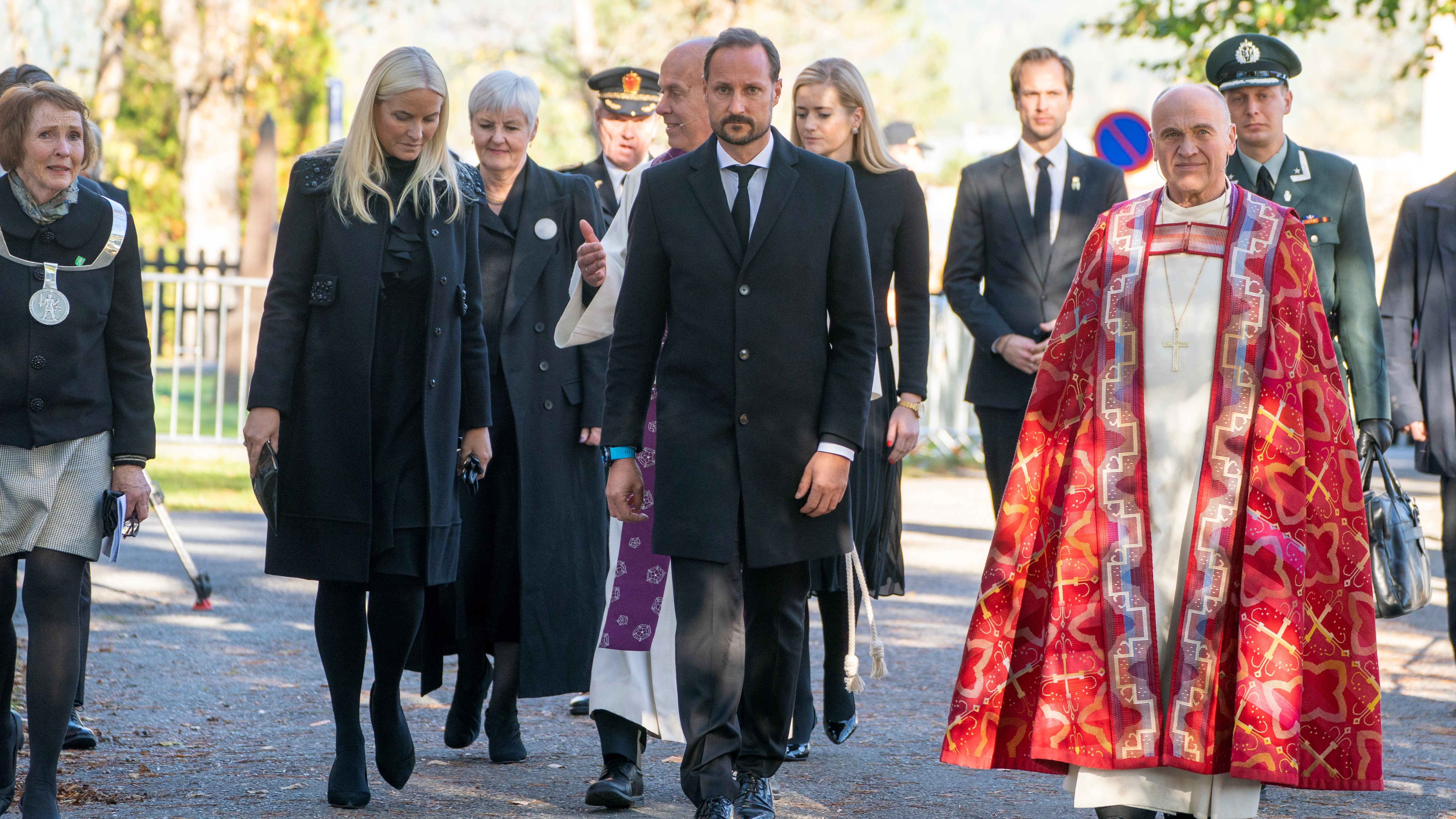 Kronprinsparet deltok på sørgegudsteneste i Kongsberg, sundag 17. oktober. Biskop i Tunsberg Jan Otto Myrseth heldt preika. Foto: NTB/Terje Pedersen.