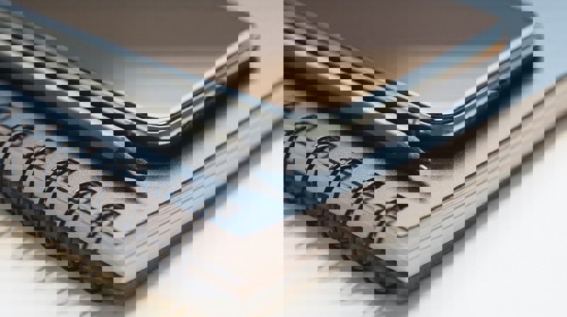 Les sakspapirene til Kirkerådets marsmøte. Illustrasjonsfoto: Jess Bailey/Pexels.com