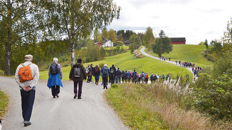 På vandring fra Dal kirke til Gransherad. (Foto: Wiens/Sjøtveit)