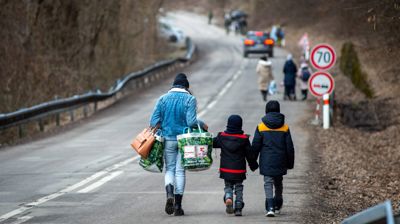 En kvinne og to barn som har nettopp krysset grensen fra Ukraina inn i Slovakia. Foto: Peter Lazar / AFP / NTB.