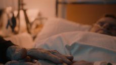 Du er ikke alene. Det er rom for deg i kirken, også i møte med døden. Foto: Fra filmen Velsignelsen