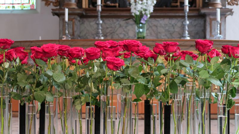 Fremst i Oslo domkyrkje var det satt opp 77 raude roser til minne om dei som vart drepne 22. juli 2011. Foto: Oslo domkyrkje / Den norske kyrkja. 