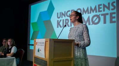 Nora Antonsen er leder av Den norske kirkes ungdomsutvalg. Tema for åpningstalen på UKM 2022 var håp. Foto fra UKM 2021.