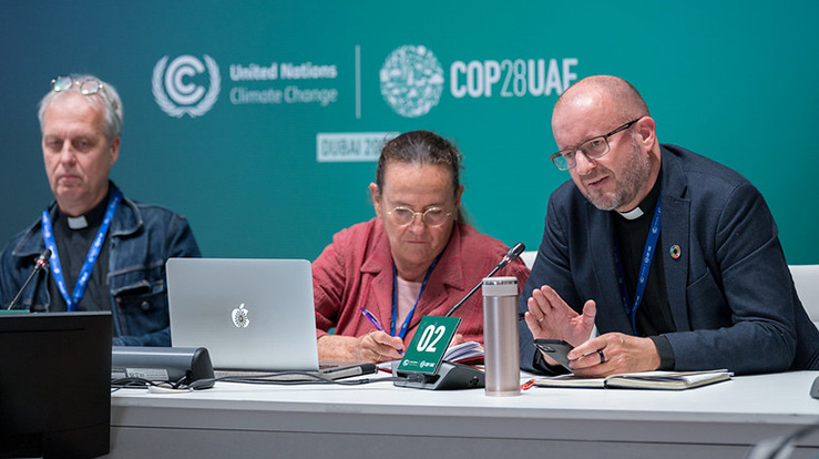 Einar Tjelle til høyre på bildet, fra panelsamtale på klimatoppmøte i Dubai. (Foto: Albin Hillert, Kirkenes Verdensråd)
