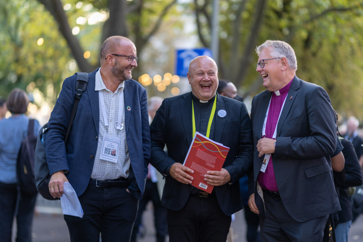 Einar Tjelle (første t.v.) sammen med generalsekretær i Norges Kristne Råd Erhard Hermansen og biskop for metodistkirken i Norden og Baltikum Christian Alstad på generalforsamlingen til Kirkenes Verdensråd i 2022. Foto: Kirkenes Verdensråd/Gjermund Øystese. 