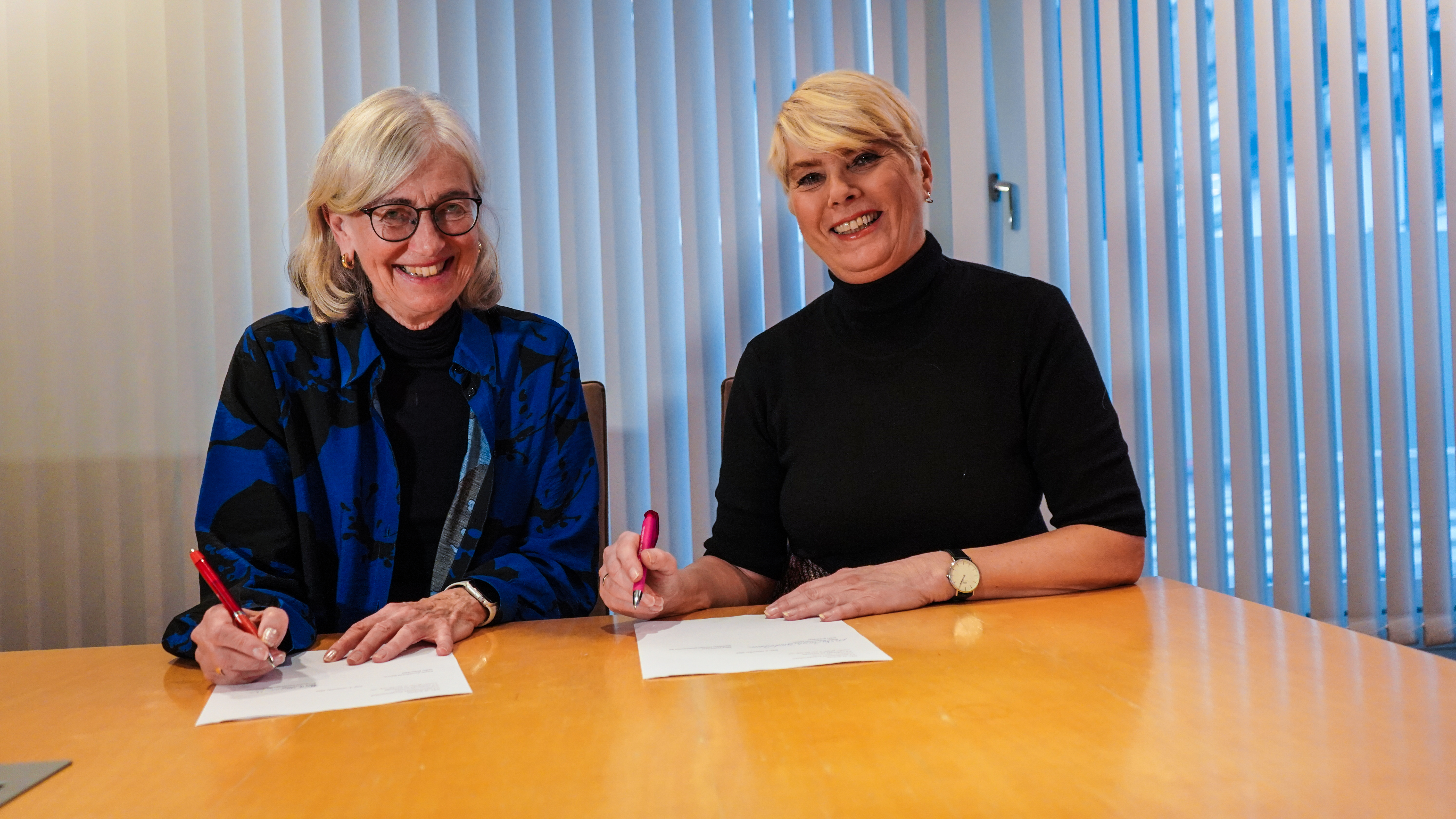 Styreleder i KA, Bjørg Tysdal Moe og kirkerådsleder Kristin Gunleiksrud Raaum signerte ny samarbeidsavtale mellom KA og Kirkerådet 9. november (foto: KA).