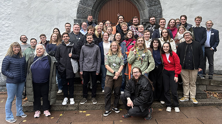 Årets UKM samlet foran St. Jakobs kirke i Bergen, der de deltok på kveldsgudstjeneste søndag. (Foto: Kirkerådet)