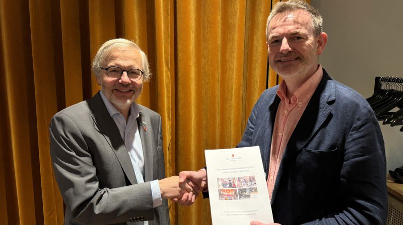 Leder i Kirkerådet Harald Hegstad fikk overlevert rapporten fra utvalgsleder Andreas Andersen.