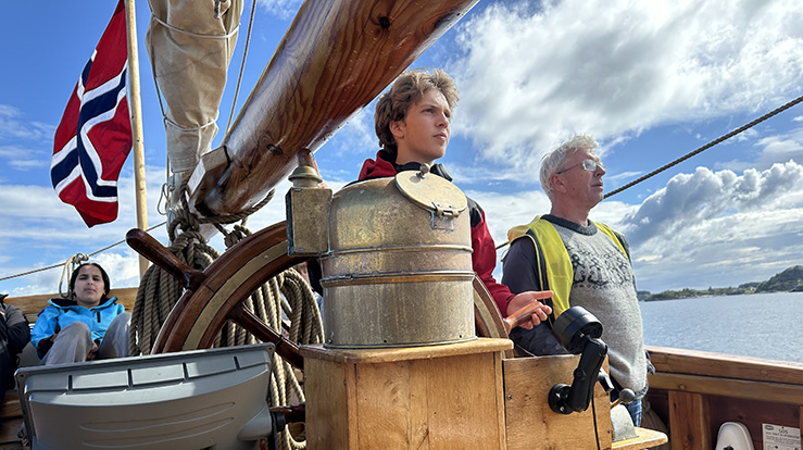 Verdiseilas 2024 er en pilegrimsferd i flere etapper frå Sokndal/Egersund til Nidaros. Med bakgrunn i rettsjubileene i 2024 er unge på nøkkelstedene langs leia inviterte inn i verdisamtaler inspirert av Guds fire døtre og omgrep som makt, likeverd og demokrati. Foto: Einar Vegge