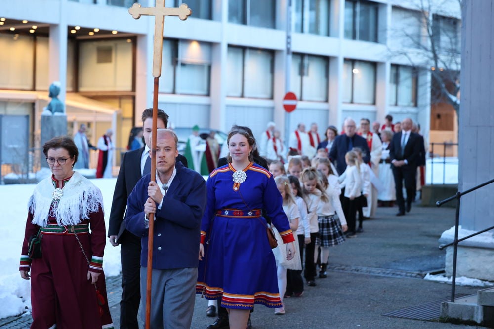 Prosesjon inn i kirken.