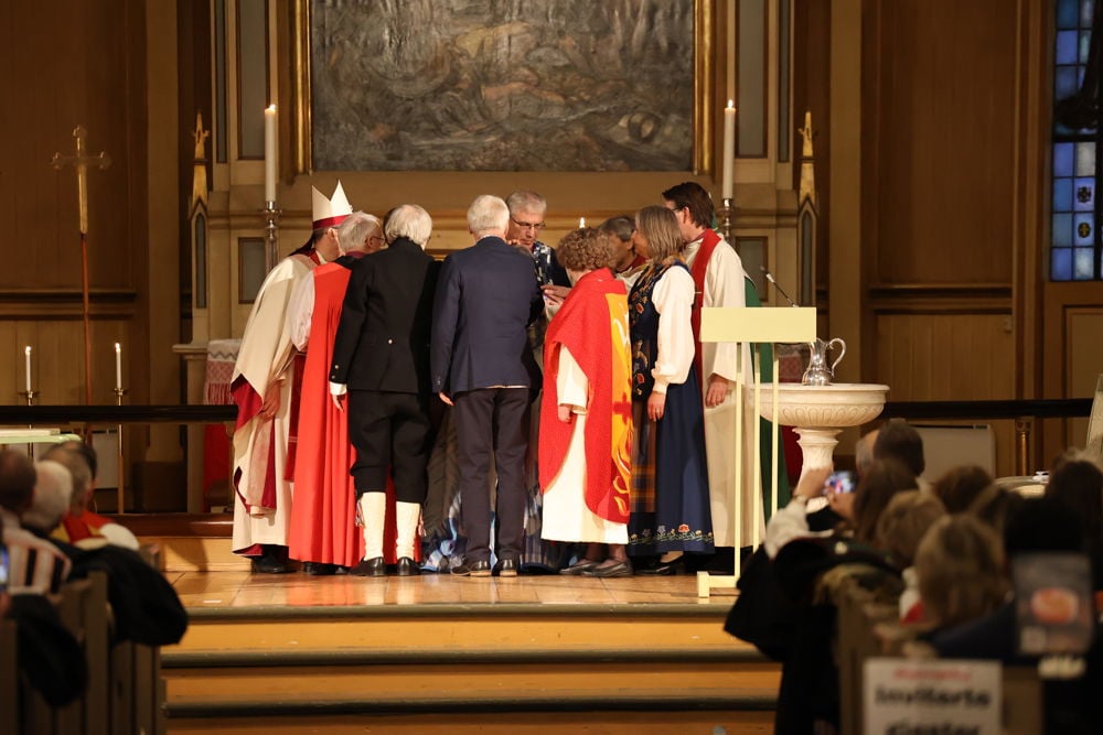 Håndspåleggelse og bønn for den nye biskopen.