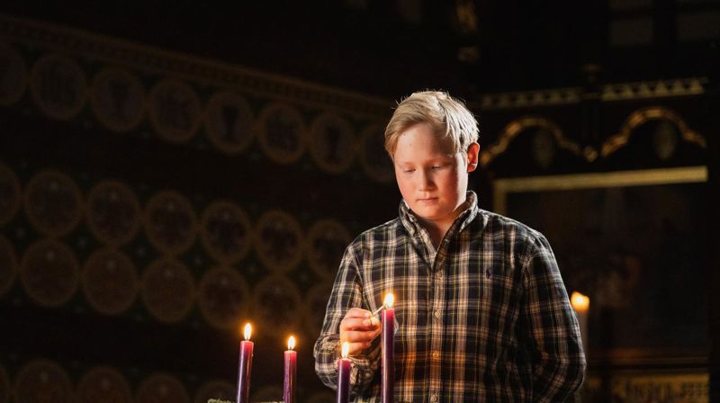 Det er mange måter elever kan delta i på en skolegudstjeneste. (Foto: Den norske kirke)