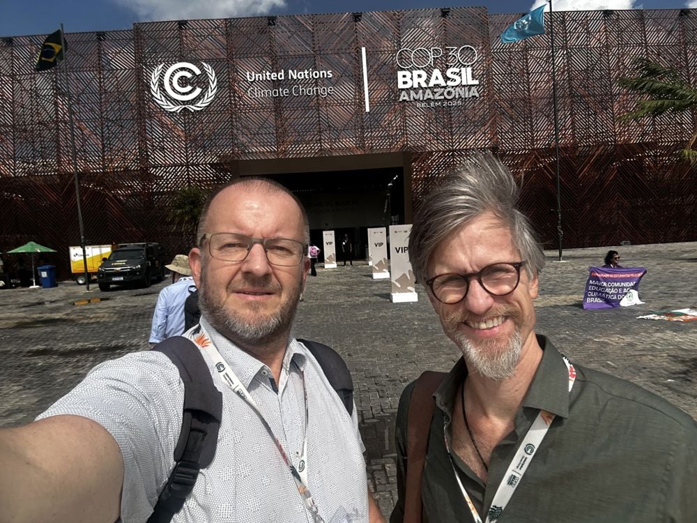 Foran inngangen til det 30. klimatoppmøtet i FNs regi.