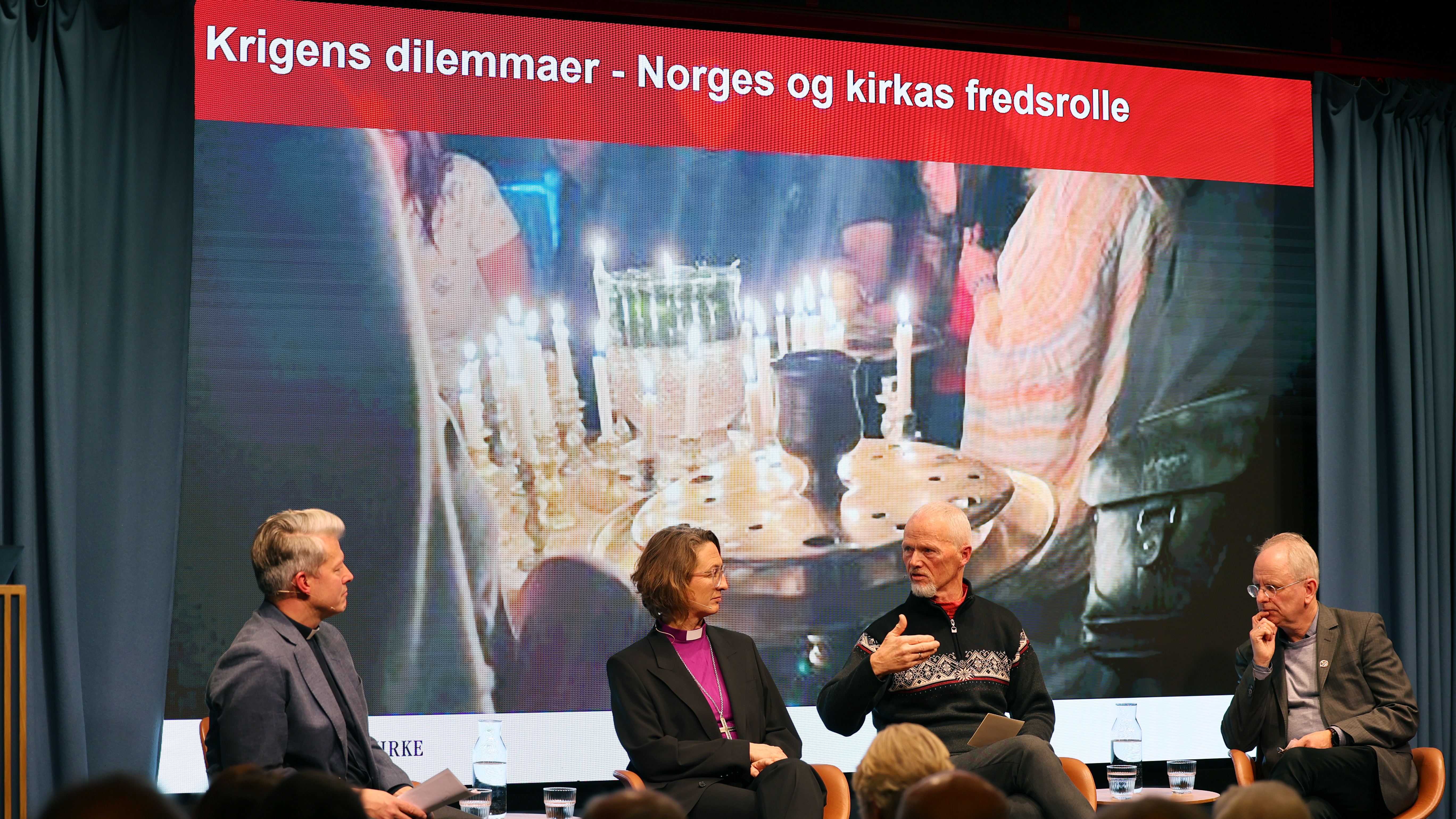 Samtaleleder Pål Kristian Balstad, Kari Alvsvåg, Robert Mood og Henrik Syse. (Foto: Den norske kirke)