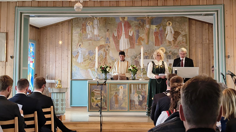 Fra gudstjenesten i Svalbard kirke, med prest Siv Limstrand, diakoniarbeider/bestyrer Helga Fykse og nasjonal kirkerådsleder Harald Hegstad. (Foto: Den norske kirke)
