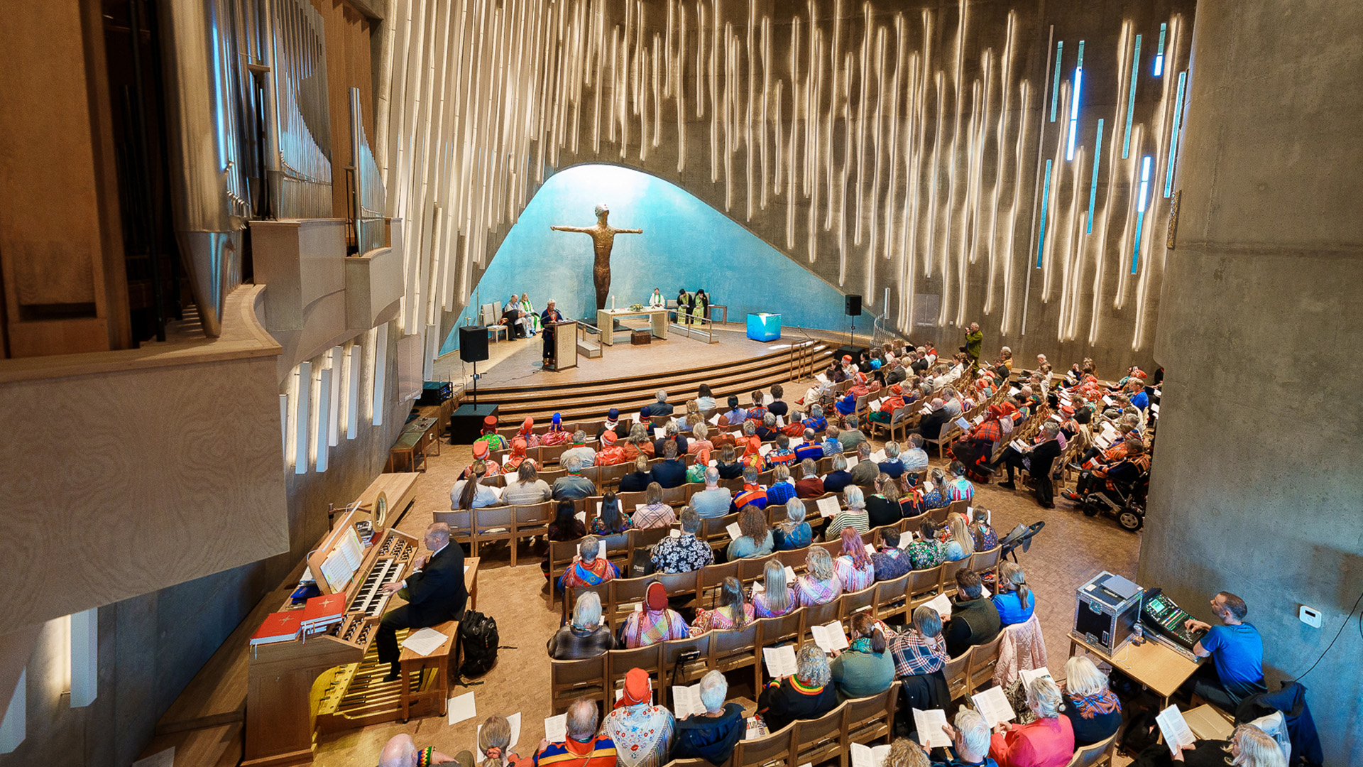Samiske kirkedagers åpningsgudstjeneste i Nordlyskatedralen i Alta. (Foto: Ørjan Marakatt)