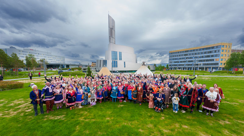 Deltakarene etter siste samling, foran lavvoane og Nordlyskatedralen Alta kyrkje. (Foto: Den norske kyrkje/Ørjan Marakatt)