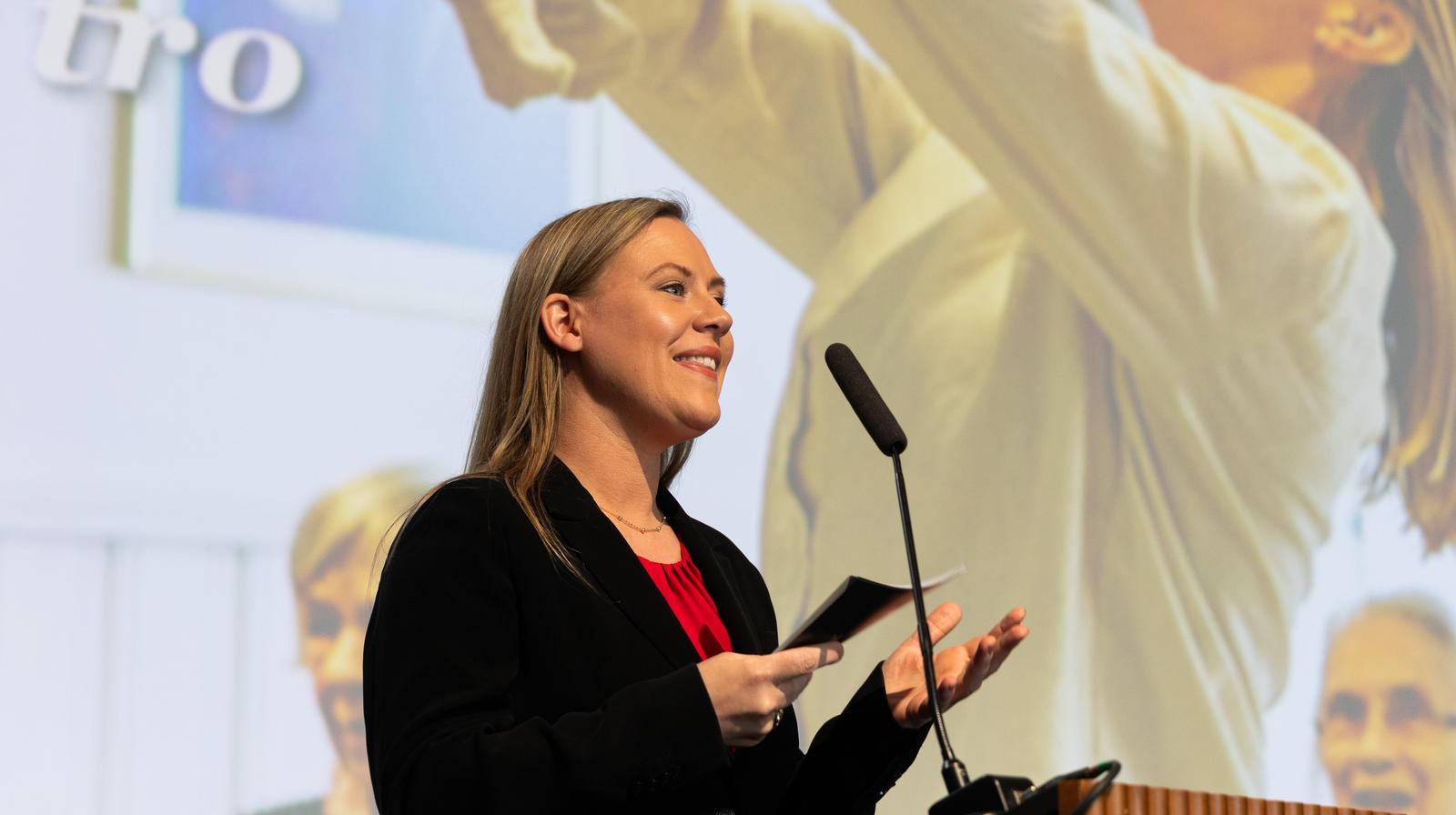 Statsråd Lene Vågslid på sitt første Kirkemøte (Foto: Kirkerådet)