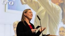 Statsråd Lene Vågslid på sitt første Kirkemøte (Foto: Kirkerådet)