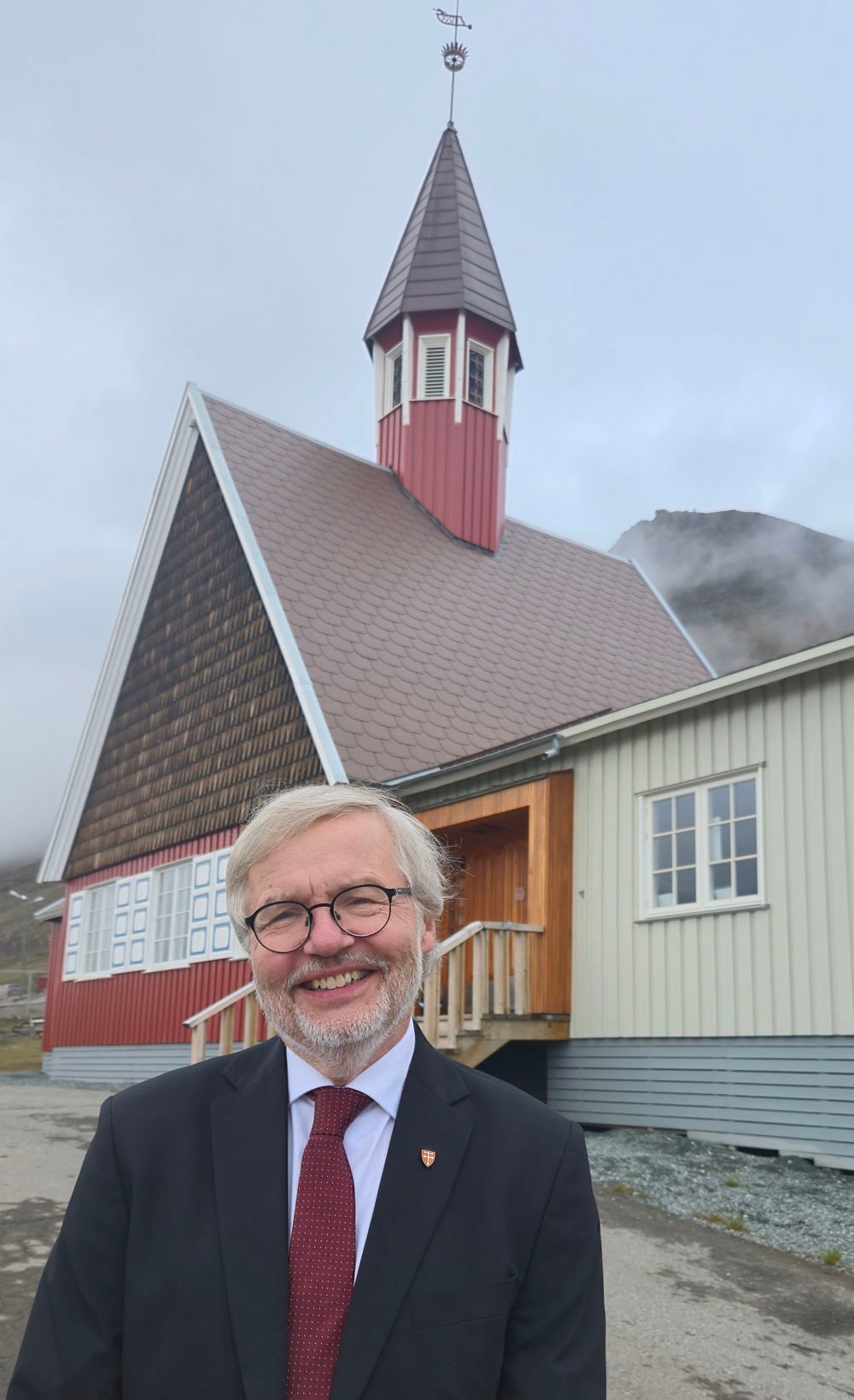 Kirkerådsleder Harald Hegstad foran Svalbard kirke.