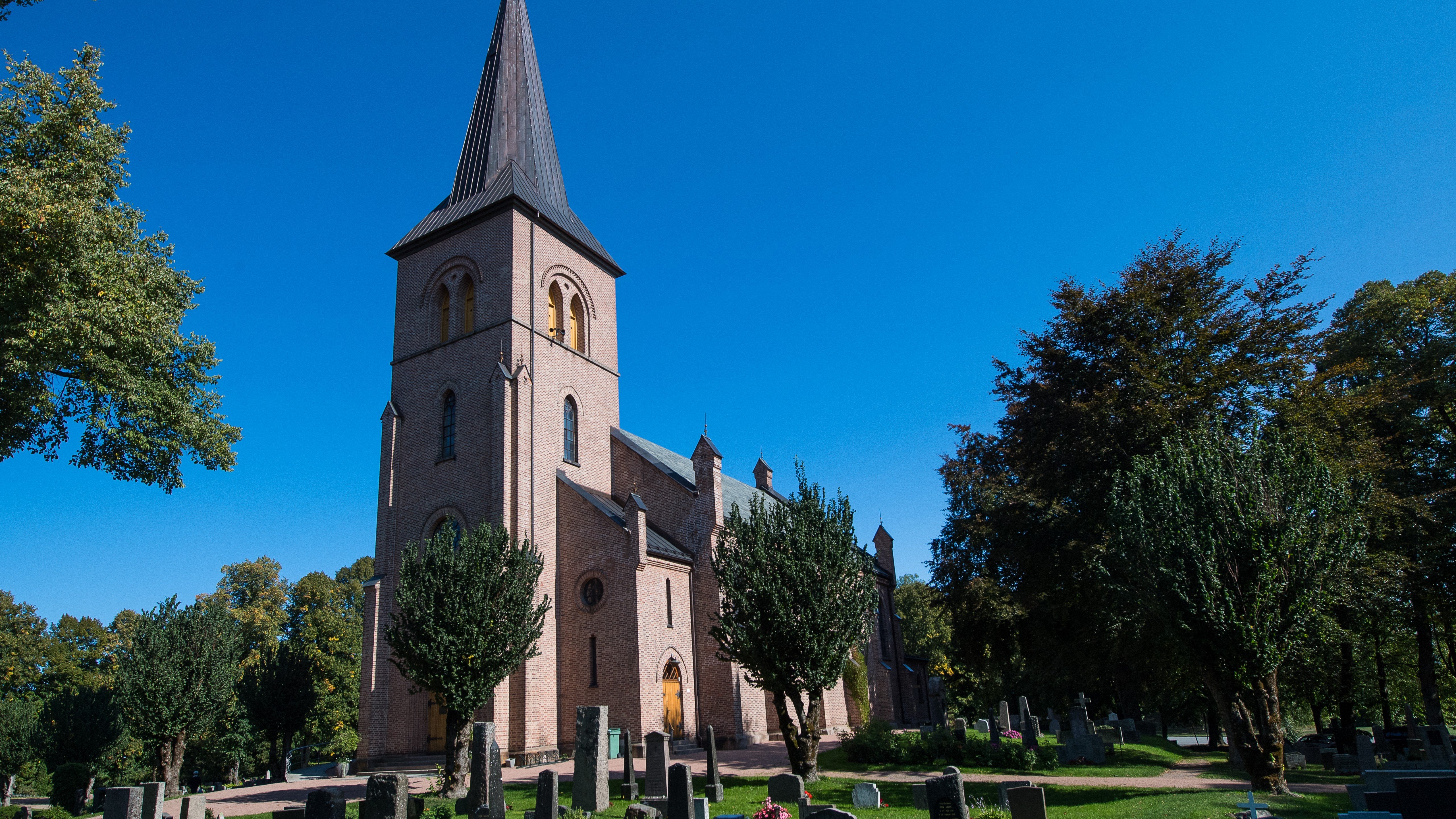 Hans Majestet Kong Haakon, Hennes Kongelige Høyhet Kronprinsesse Ingrid Alexandra, Dronning Sonja og Prins Sverre Magnus deltar på sørgegudstjeneste i Asker kirke, søndag 30. august. 