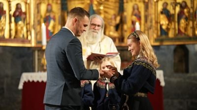 Eit av dagens over 400 par. Desse sa ja i Mariakirken i Bergen. Foto: Gyrid Cecile Nygaard