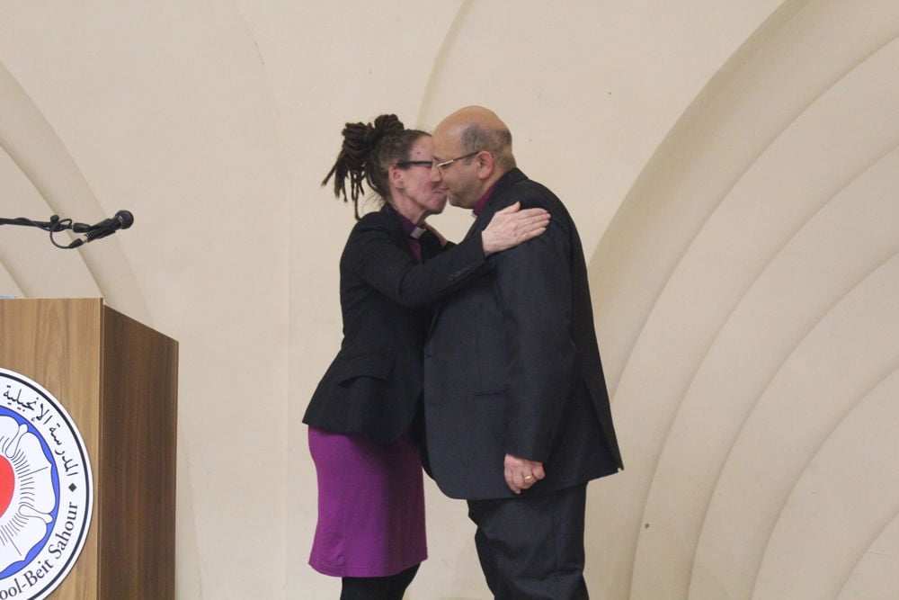 Sunniva Gylver hilser den nye biskopen fra Den norske kirke