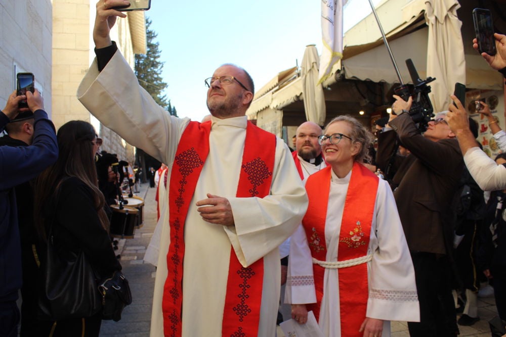 Generalsekretær i Mellomkirkelig råd, Einar Tjelle, i prosesjon på vei inn til vigslingsgudstjenesten