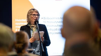 Anna Dalaker presenterte sin rapport om hvordan prester tilrettelegger for trosutøvelse på sykehjem, på Olavstipendseminar 9. februar 2026. Foto: Den norske kirke.