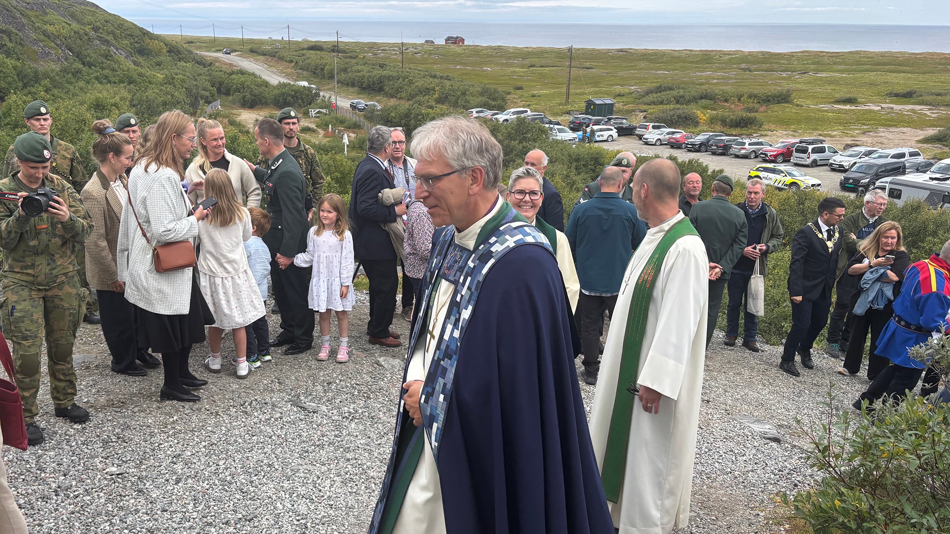 Preses Olav Fykse Tveit på veg inn til kirken i Finnmark. (Foto: Den norske kirke)