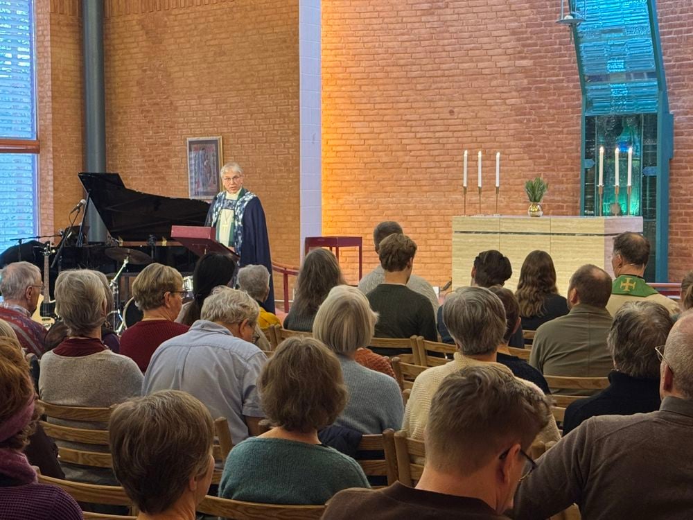 Preses Olav Fykse Tveit i Holmlia kirke. (Foto: privat)