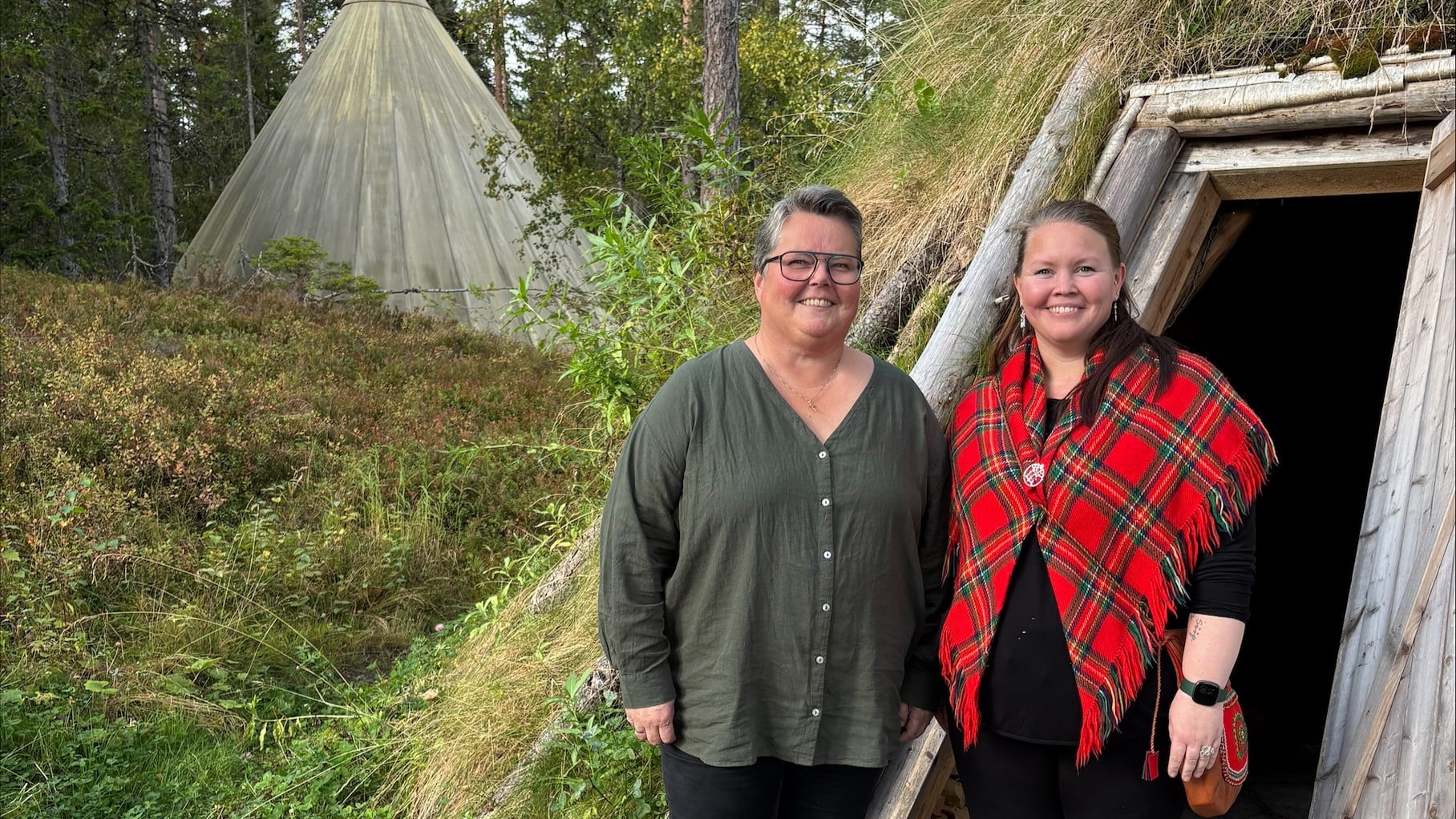 Kristine Sandmæl (leder i Mellomkirkelig råd) og May Bente Jønsson (leder i Samisk kirkeråd). Foto: Einar Tjelle / Den norske kirke. 