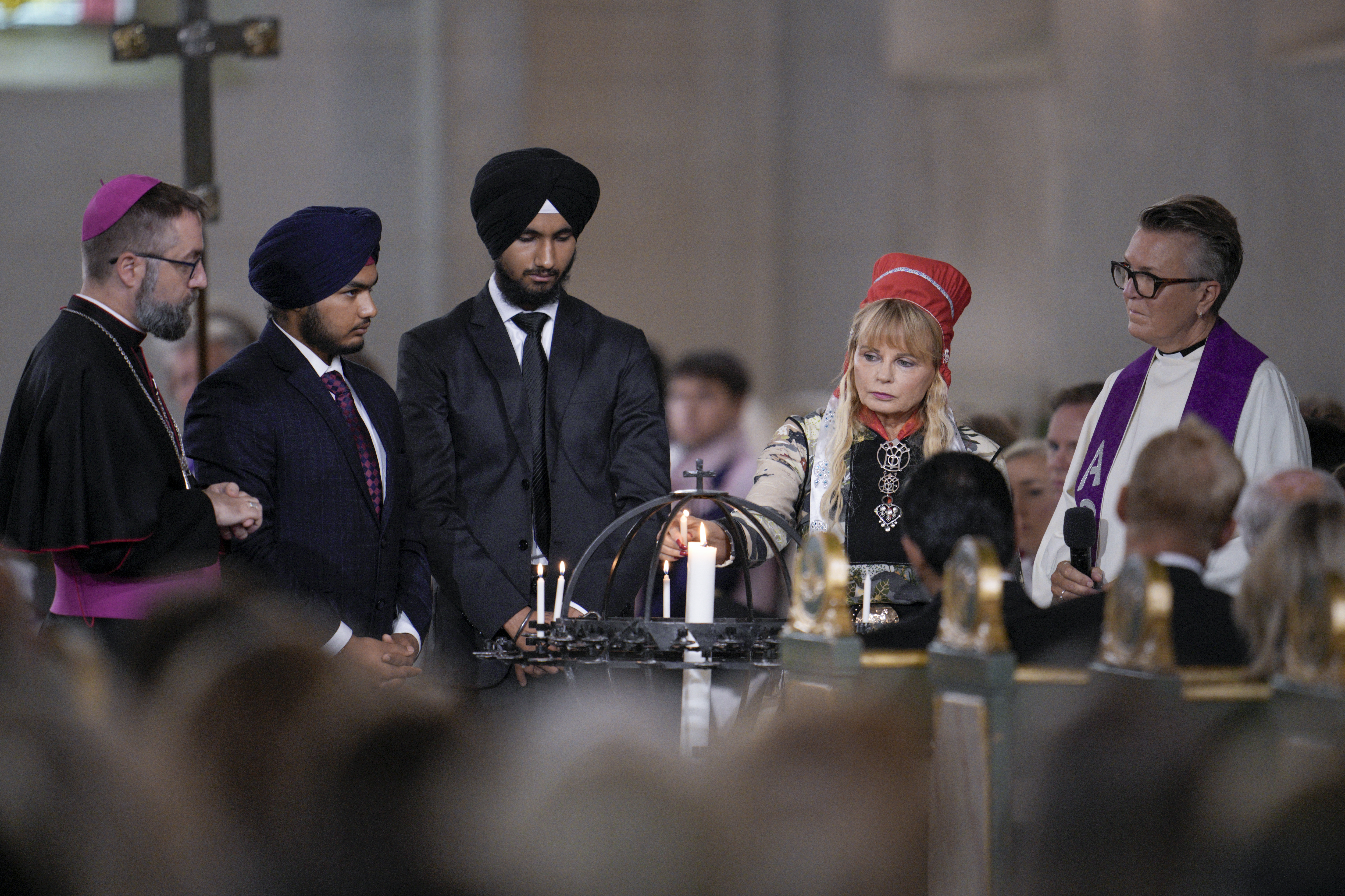 Oslo domkirke: Lystenning i gudstjenestens forbønnsdel med biskop Fredrik Hansen, Harraj Singh, Yashdeep Singh, Ruth Mari Brinis og Anne Anita Lillebø. (Foto: NTB / Stian Lysberg) 