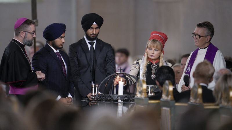 Oslo domkirke: Lystenning i gudstjenestens forbønnsdel med biskop Fredrik Hansen, Harraj Singh, Yashdeep Singh, Ruth Mari Brinis og Anne Anita Lillebø. (Foto: NTB / Stian Lysberg)