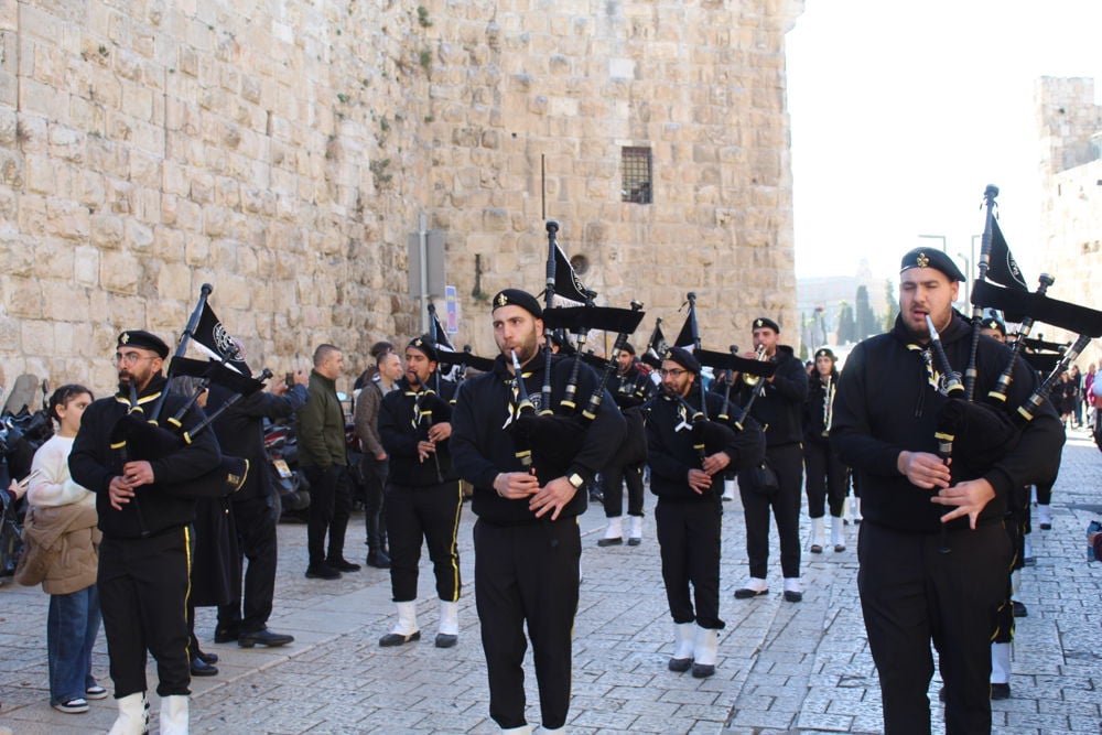På vei inn til kirken var det prosesjon med trommer og sekkepiper fra kirkens skolekorps