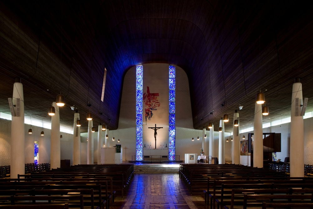 Taket inne i kyrkja er forma som ei kyrkjeklokke. Foto: Jiri Havran / Riksantikvaren.