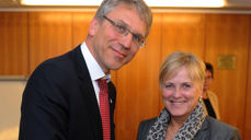 Generalsekretær i Kirkenes verdensråd Olav Fykse Tveit og kulturminister Thorhild Widvey på møte i Geneve 30. september 2014. Foto: Kirkenes verdensråd