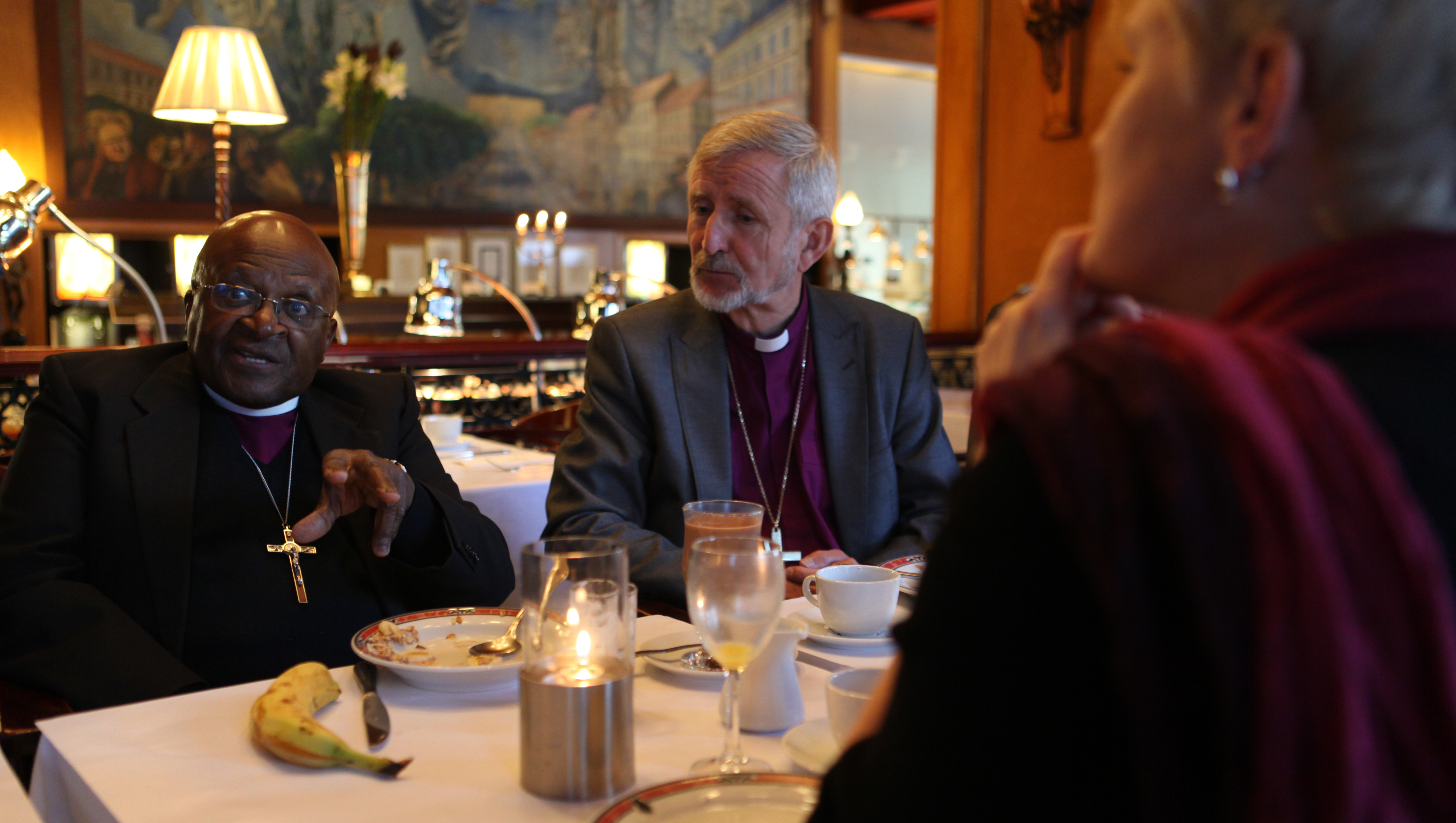 Desmond Tutu spiser frokost med norske kirkeledere (Grand Hotell, Oslo, 22.9.14. Fotograf: Silje Ander, Kirkens Nødhjelp) 