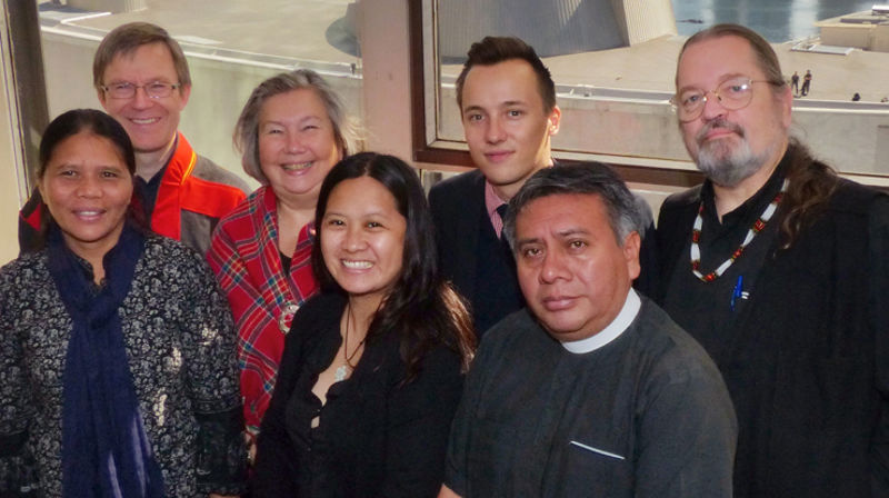 Urfolks representantene fra Kirkenes verdensråd under FNs verdenskonferanse om urfolk i New York 22.-23 september. Bakerst fra venstre står Tore Johnsen, generalsekretær i Samisk kirkeråd, og Anne Dalheim, leder for Samisk kirkeråd. Foto: Kirkenes verdensråd