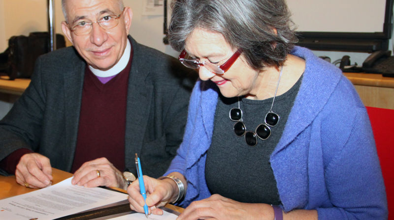 17. november inngikk ELCJHL ved biskop Munib Younan og Den norske kirke ved preses Helga Haugland Byfuglien en samarbeidsavtale. Foto: Kirkerådet