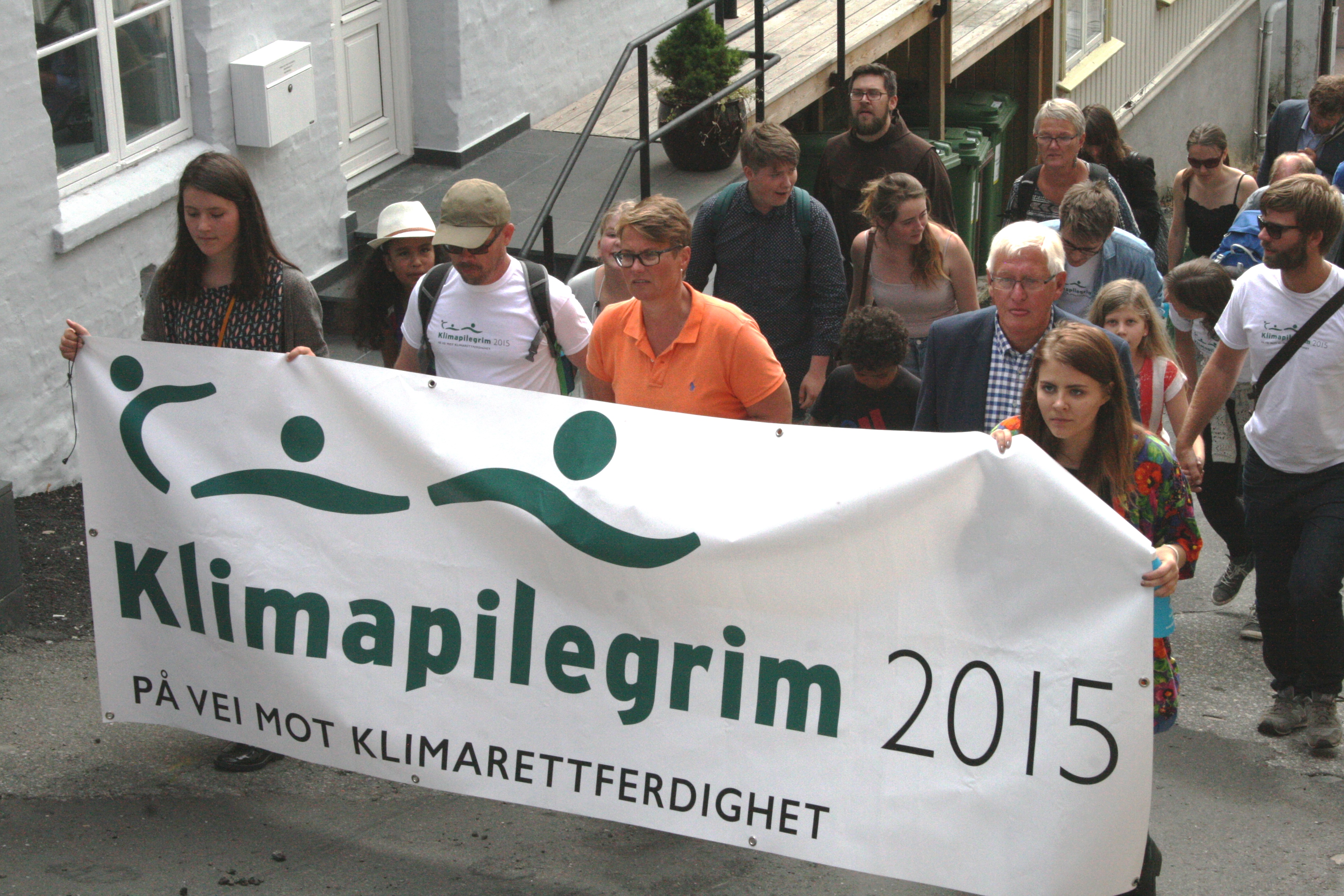 Klimaminister Tine Sundtoft (i midten)  i spissen for den lille klimapilegrims-marsjen under Arendalsuka. Til høyre for ministeren, direktør i Kirkerådet, Jens-Petter Johnsen. Foto: Dag Arnulf Kvarstein