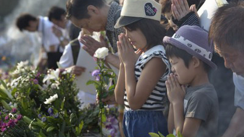Deltakere under minnemarkeringen i Hiroshima 6. august ba for de etterlatte og et forbud mot atomvåpen. Foto: Paul Jeffrey/Kirkenes verdensråd