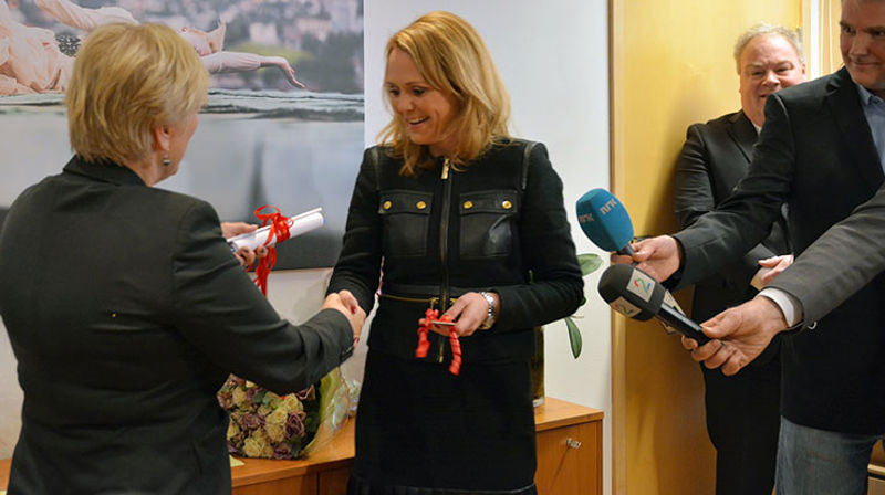 Fra nøkkeloverrekkelsen på statsrådens kontor 16. desember 2015. Tidligere kulturminister Thorhild Widvey og nyutnevnt kulturminister Linda Cathrine Hofstad Helleland. (Foto: Wenche Nybo/Kulturdepartementet.)