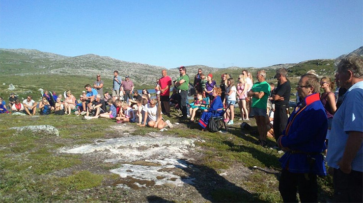 Nesten to hundre mennesker samlet seg i sommer for å vise motstand mot vindkraftutbyggingen i  Kalvvatnan i Nord-Trøndelag. Dette er en utbygging som skaper konflikter med reindriftsnæringa. (Foto: Naturvernforbundet)